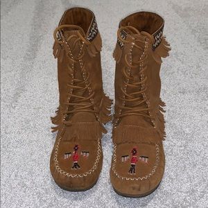 minnetonka moccasins thunderbird boots